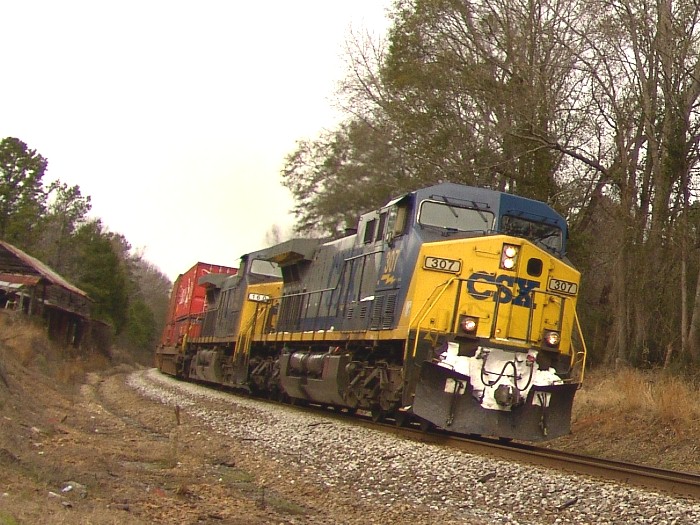 CSX 307 rounding the elevated curve